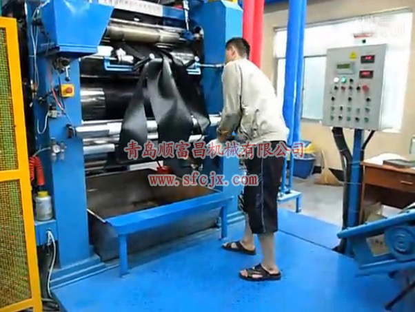 工作中的壓延機m.ybled.net.cn
